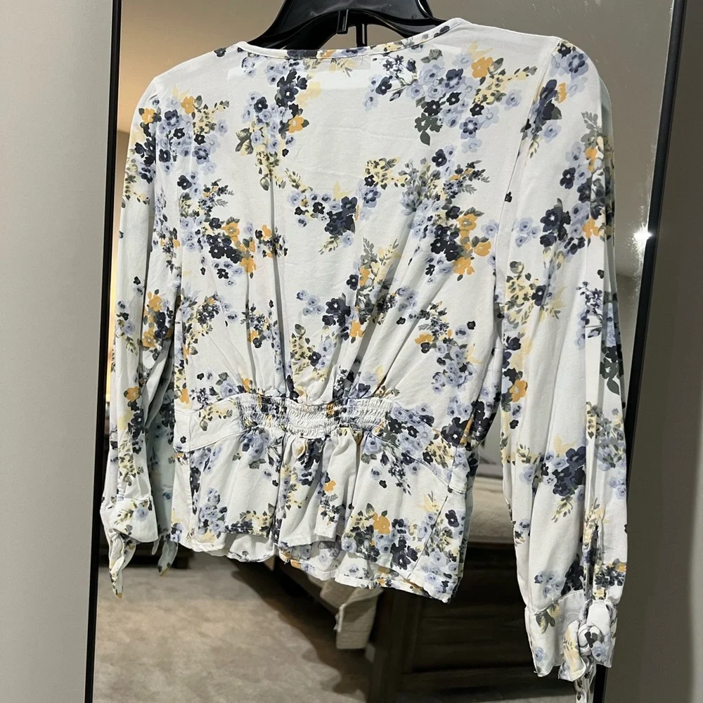 Abercrombie & Fitch: Size Small, Floral Button front, Cinched Waist Top - Picture 3 of 5